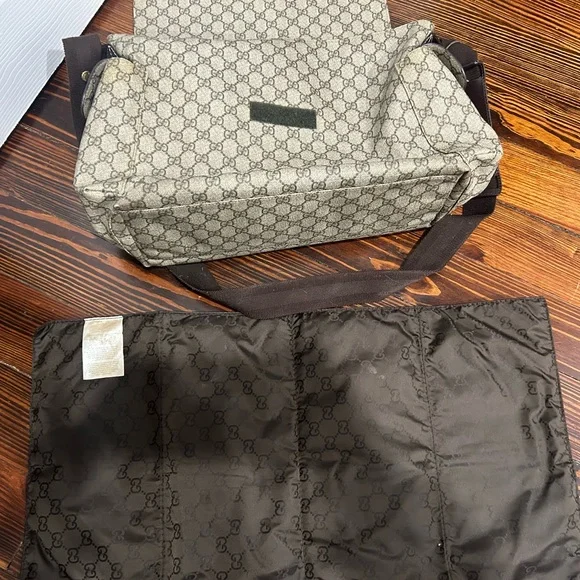 Gucci Beige and Brown Monogram Shoulder Bag - Picture 5 of 8